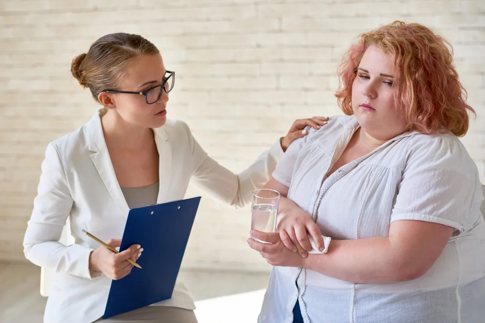 Medical specialist discussing treatment plan with patient at Jacksonville weight loss center offering obesity management and best obesity doctors in Jacksonville