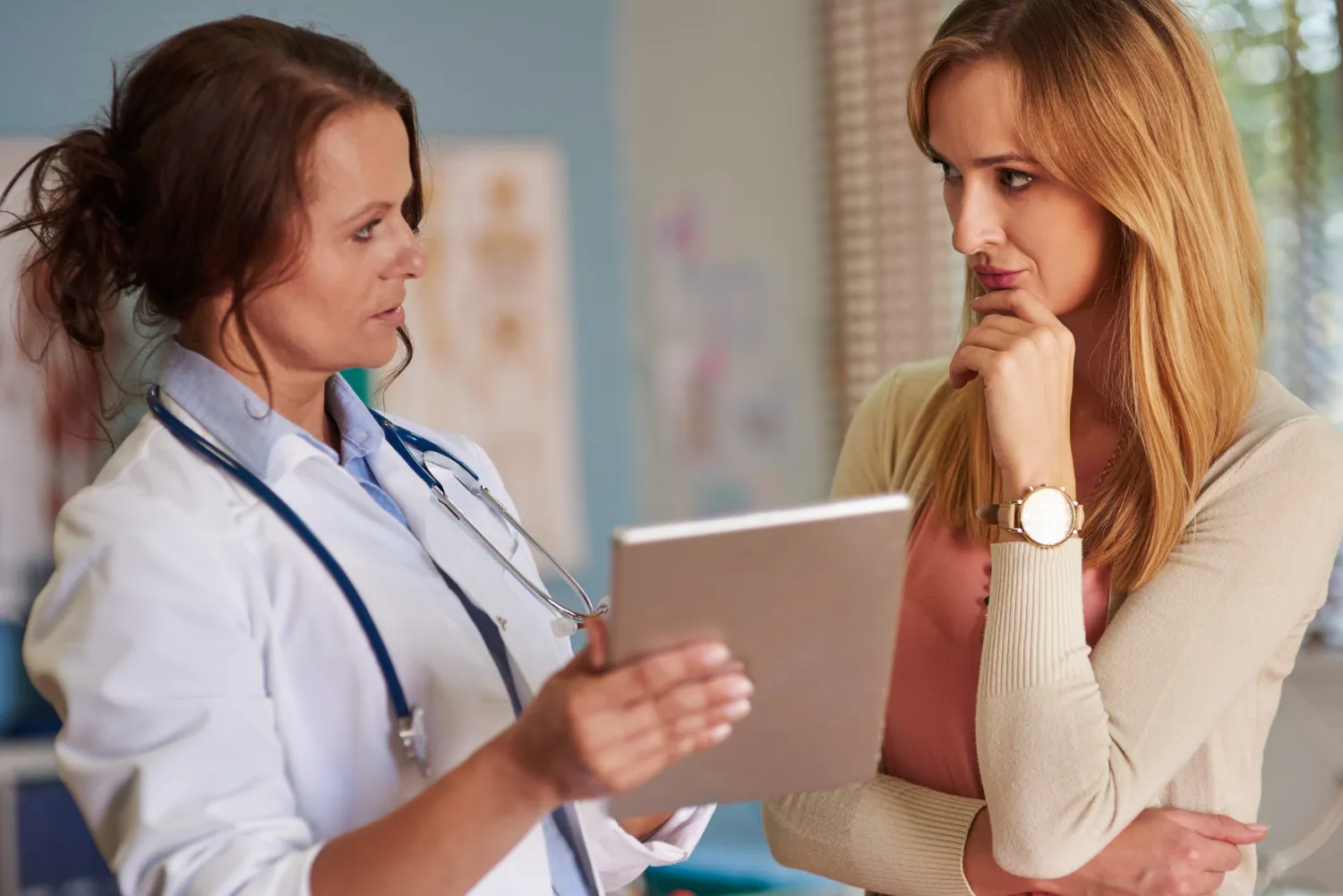 Doctor consulting patient about personalized weight management plan at Jacksonville weight loss center with best obesity doctors in Jacksonville