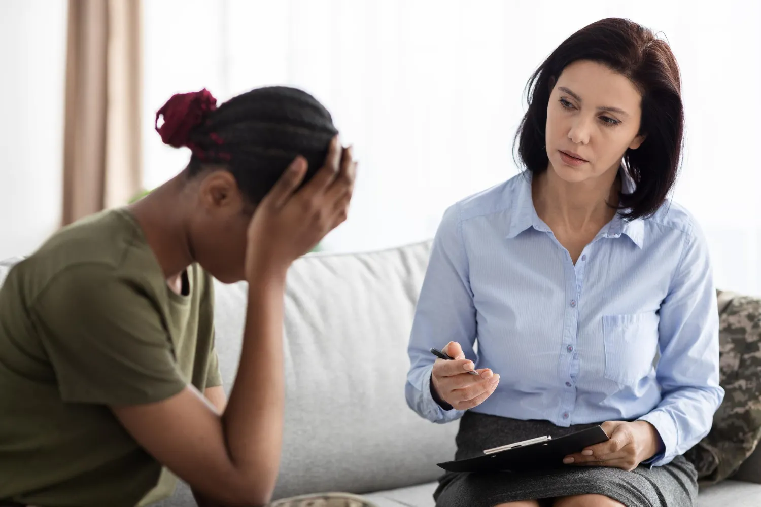 Therapist providing CBT for anxiety during a counseling session, offering therapy for anxiety and anxiety treatment in Jacksonville.