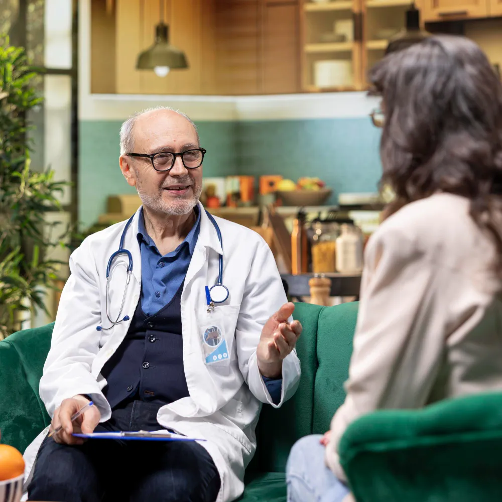 Experienced Primary Care Doctor in Jacksonville discussing health concerns with a patient, providing preventive care, diagnosis, treatment planning, and long-term health management.